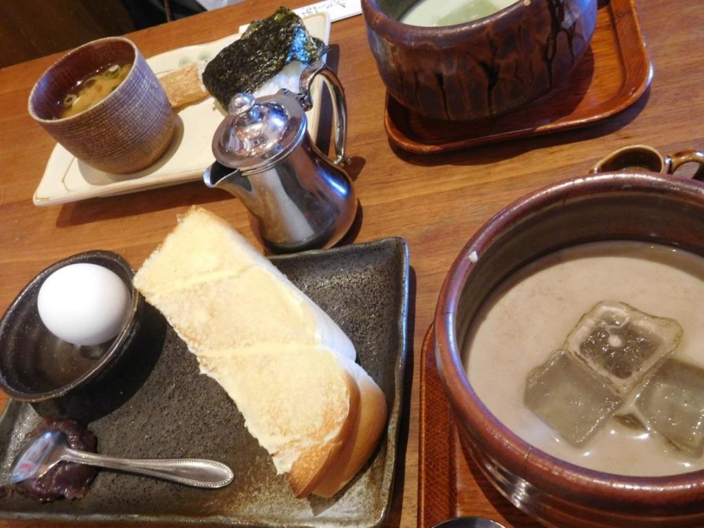トーストセット(トースト・あんこ・ゆで卵)とアイスほうじ茶オーレ(ドリンク代520円)