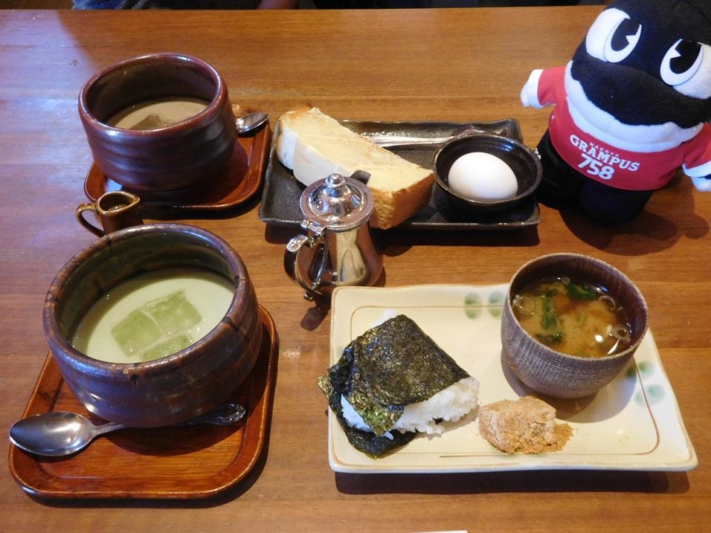 おにぎりセット(おにぎり・味噌汁・わらびもち)アイス抹茶オーレ(ドリンク代520円)