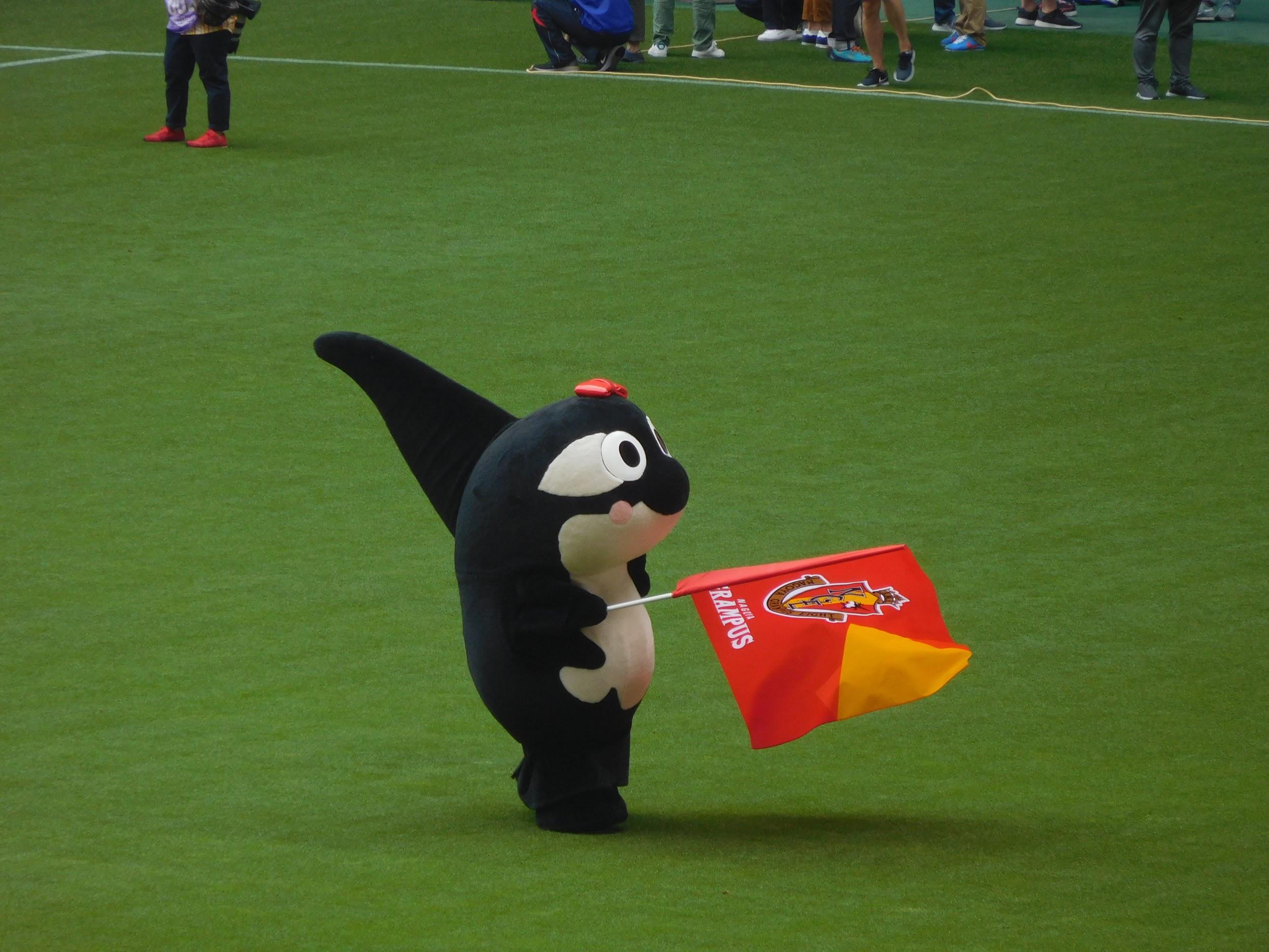 選手紹介に合わせて旗を振るグランパコちゃん