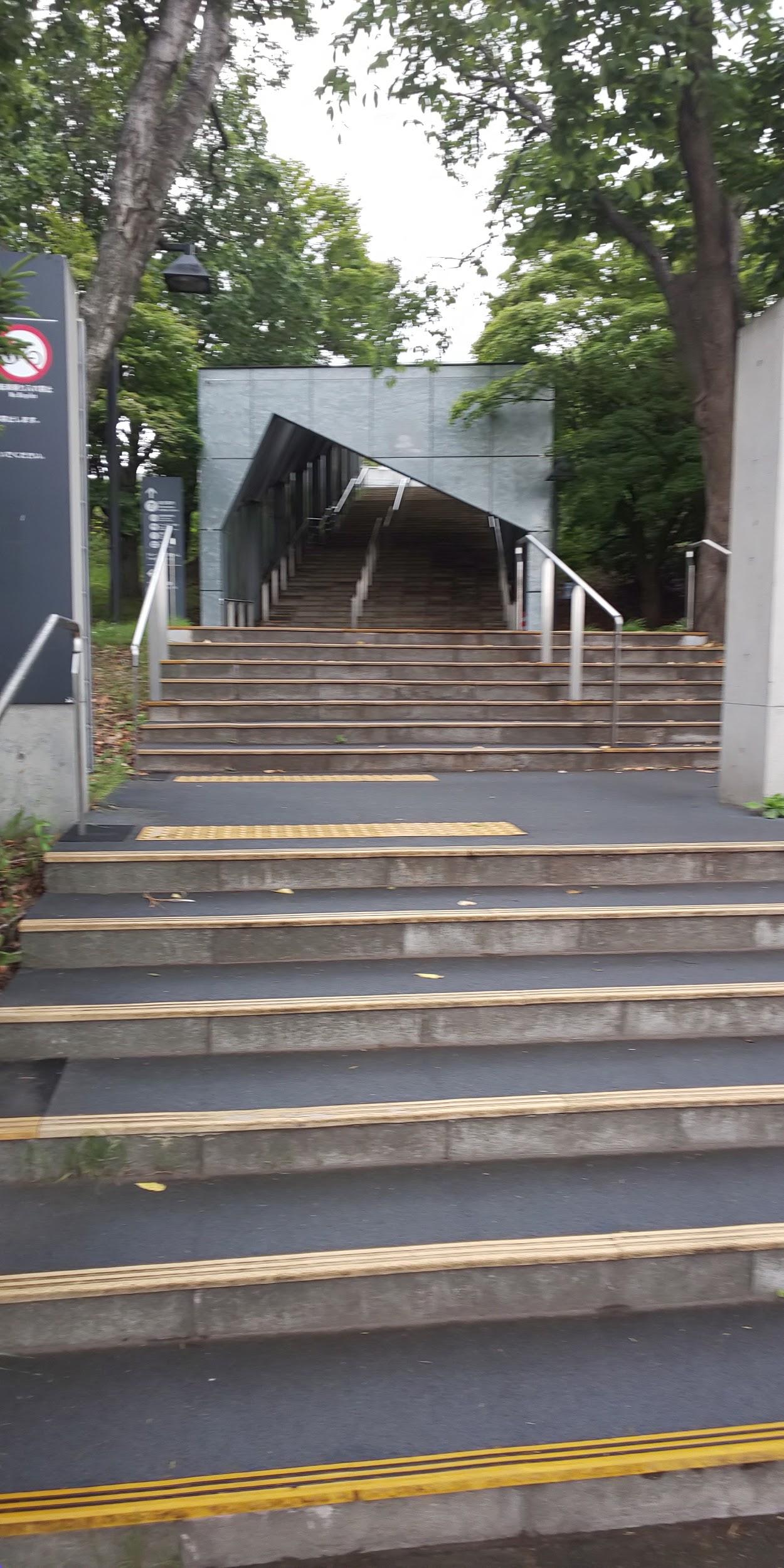 バス停そばの階段をひたすら登る