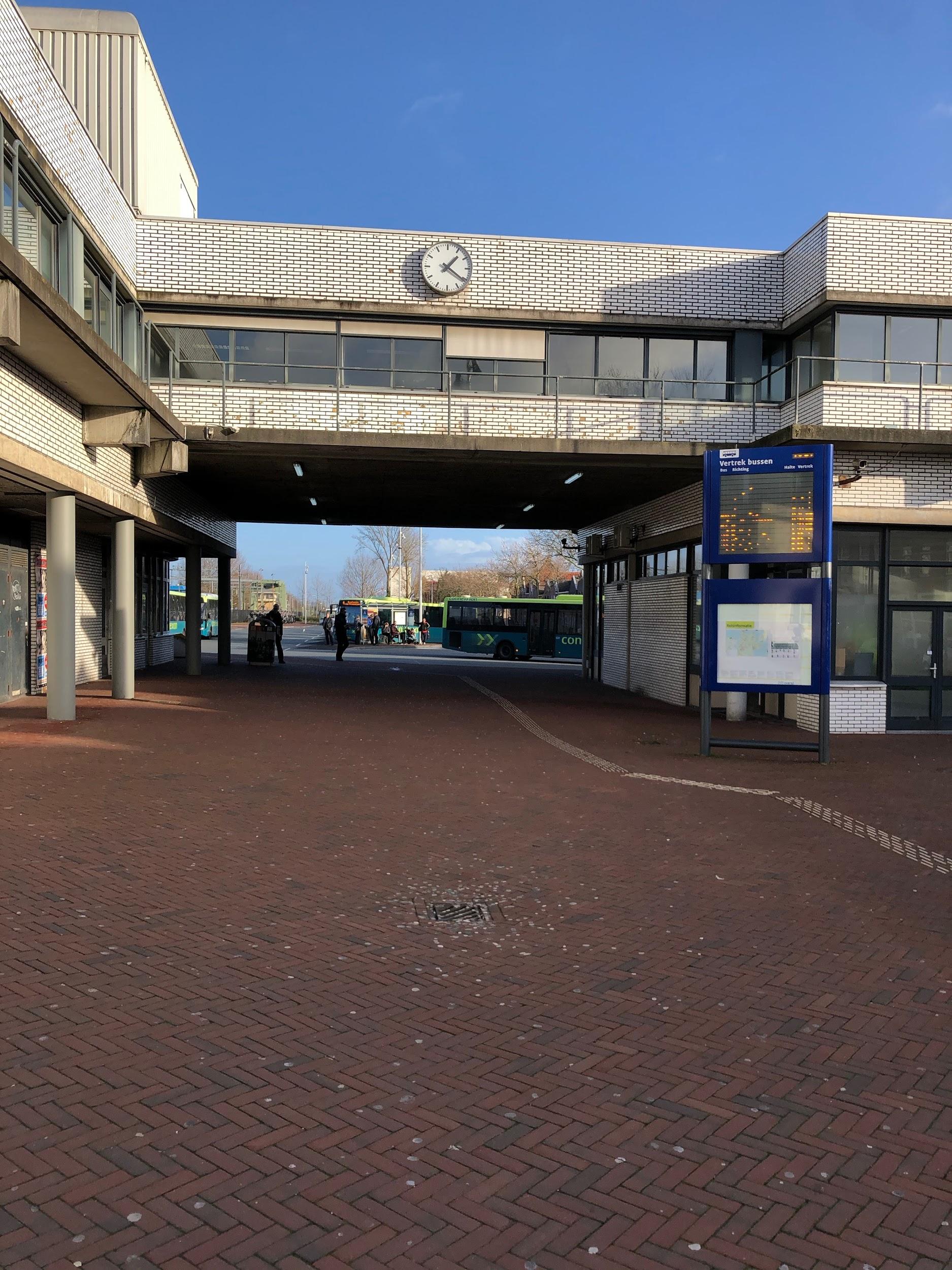 Alkmaar駅を出て、左方向へ進む この時計の先がバスターミナルです。