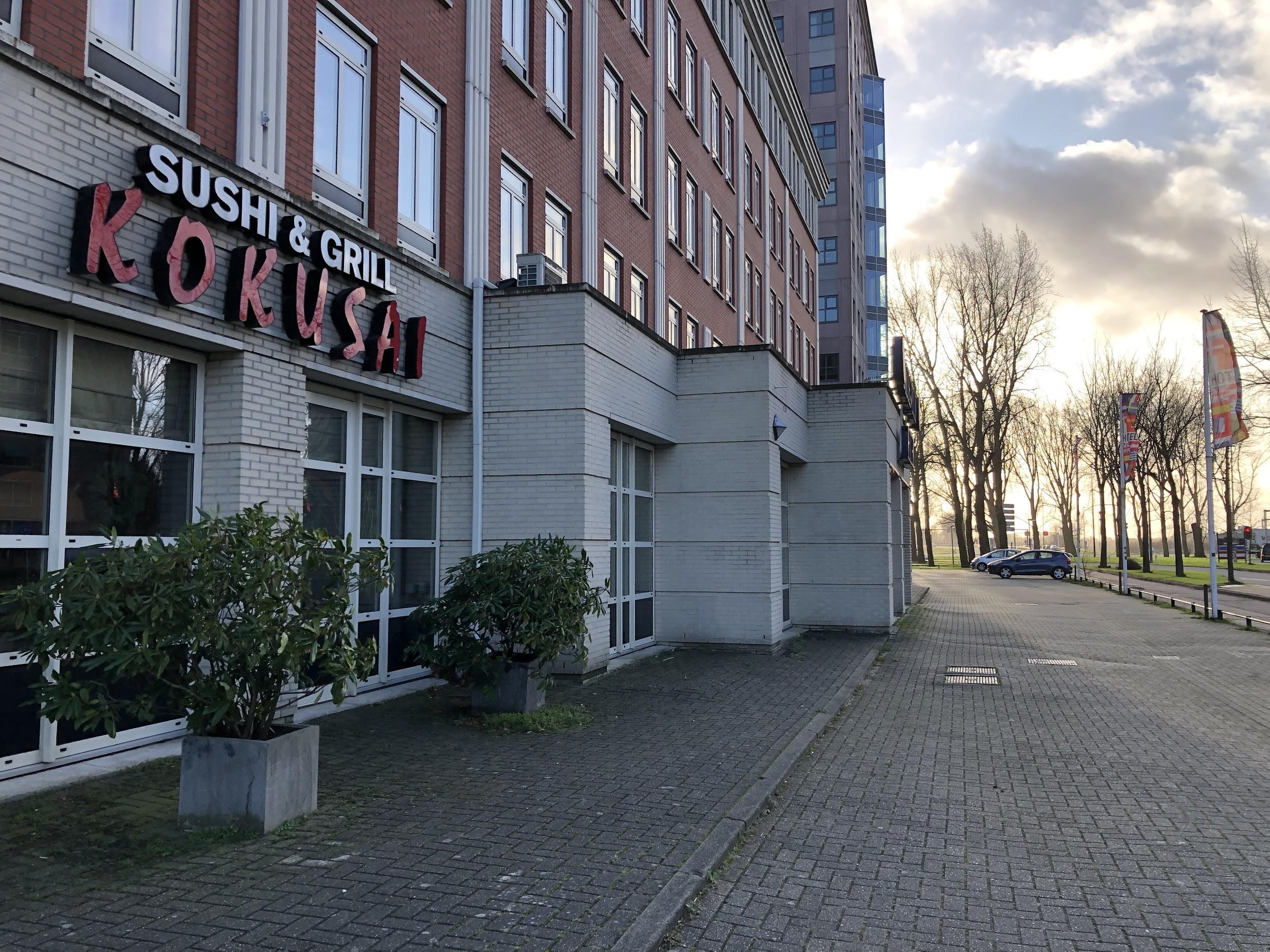 "KOKUSAI"という日本食屋さんを左手に進んでいく