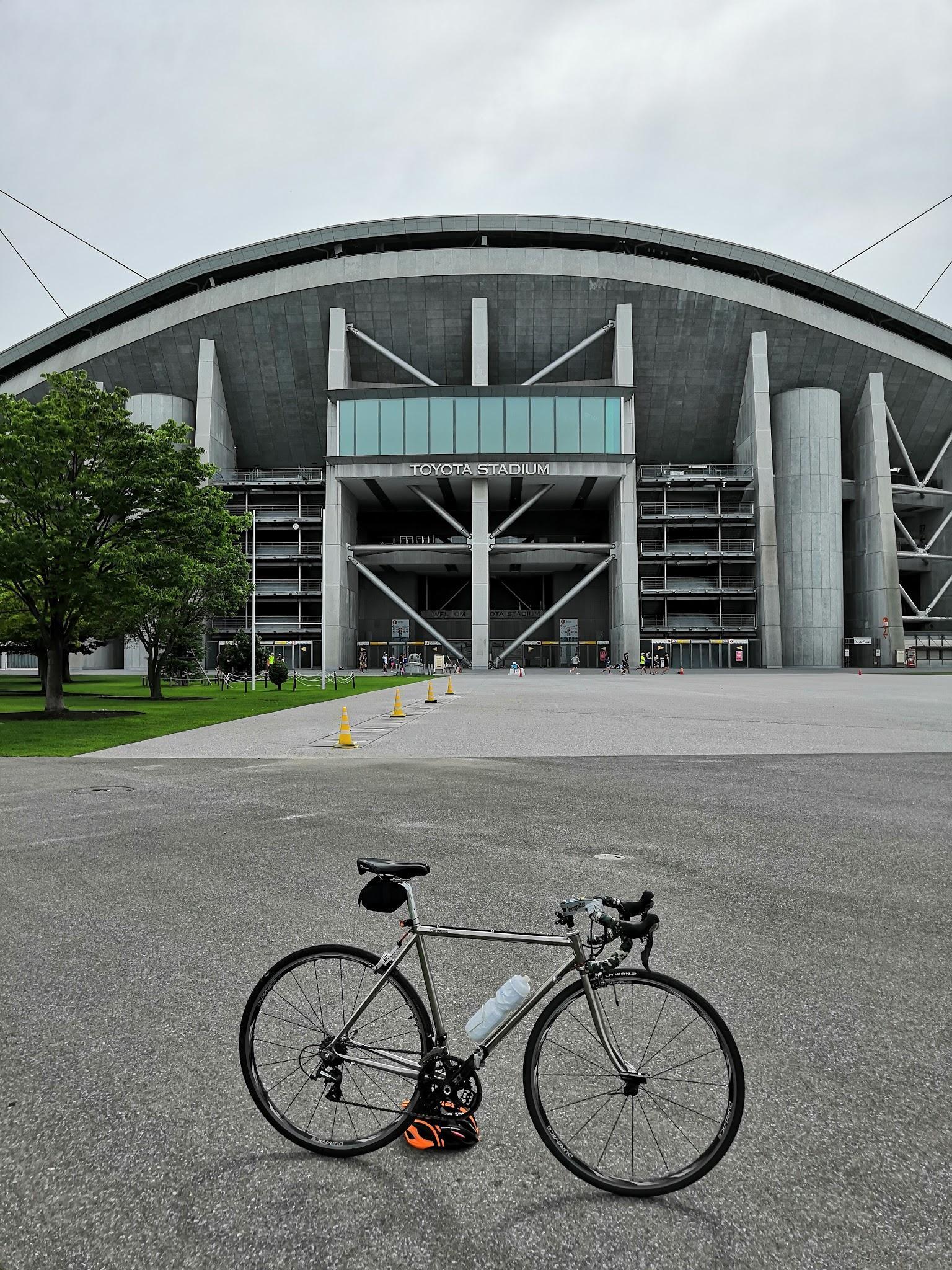 豊田スタジアムと自転車
