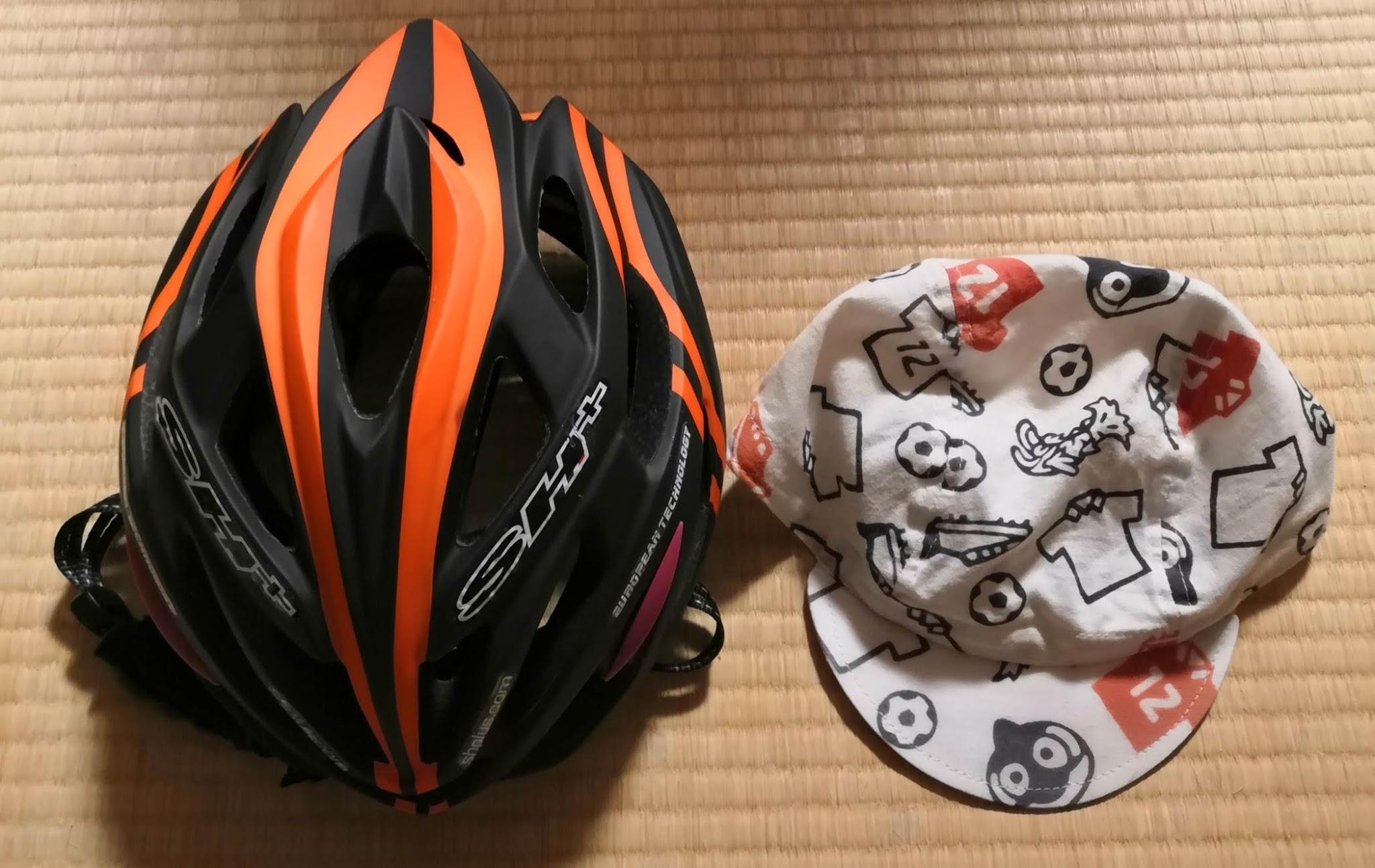ヘルメットとサイクルキャップ