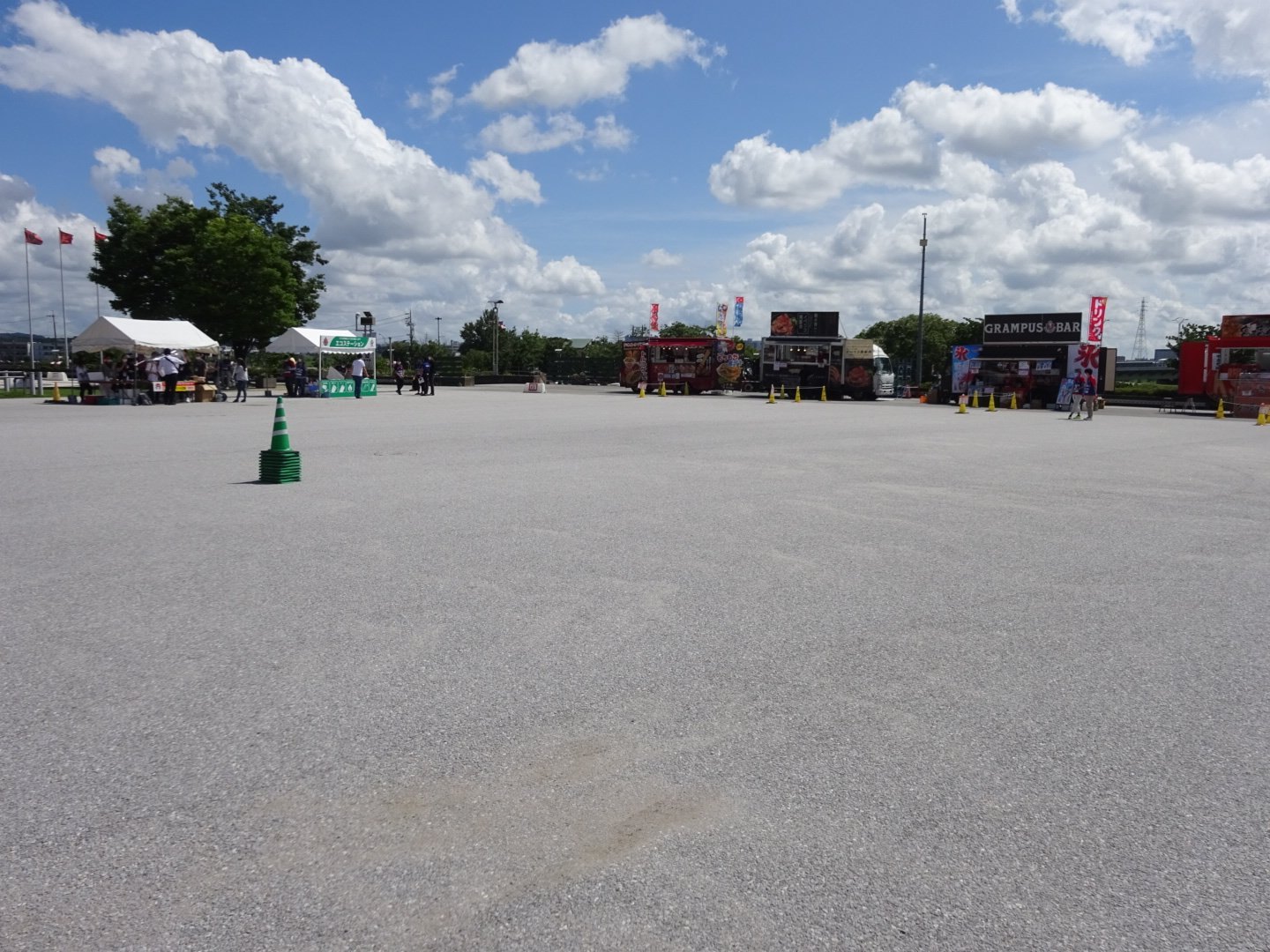 人のいないスタジアム前広場