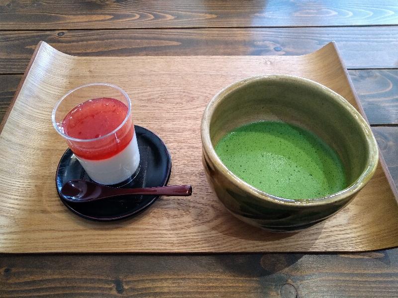 和葛(やわくず)いちごと抹茶のセット。