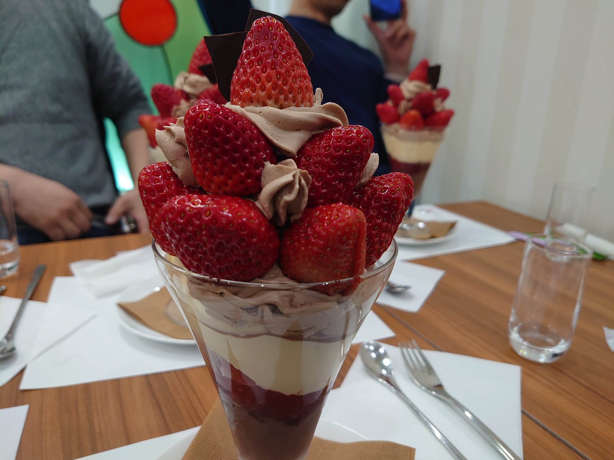 冬季限定のチョコレート&イチゴのパフェ