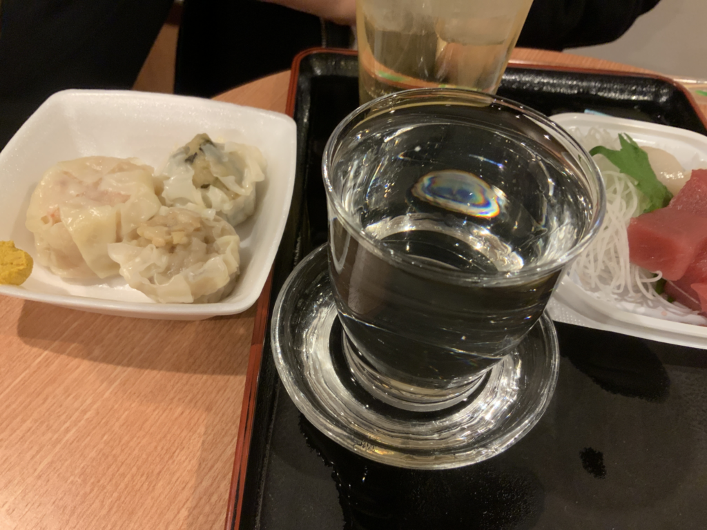 味の笛のシューマイ、マグロ刺身（300円）、日本酒
